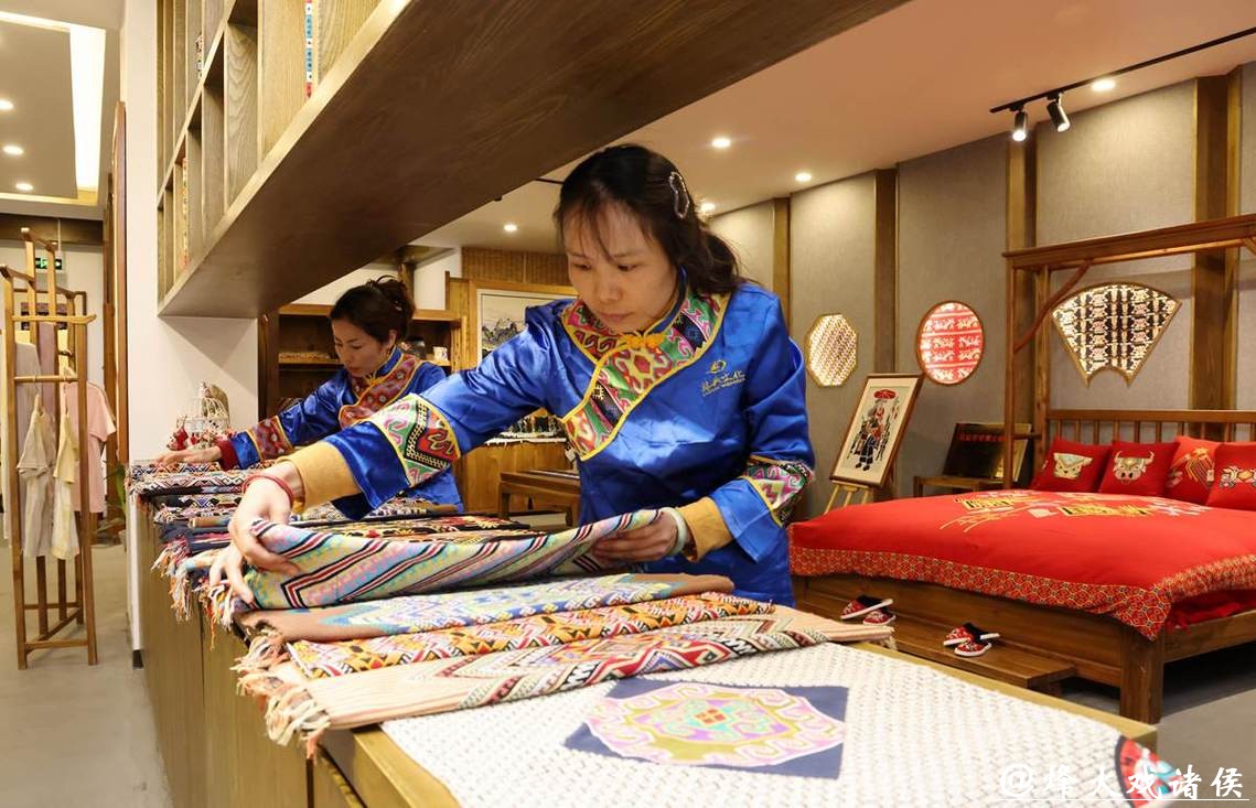 湖南张家界:“非遗+”赋能 土家织锦“织”出产业共富路 湖南张家界:“非遗+”赋能 土家织锦“织”出产业共富路