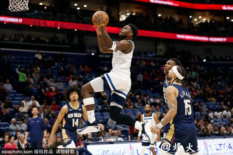 布朗28分绿军险胜狼队5连胜 篮网送国王3连败