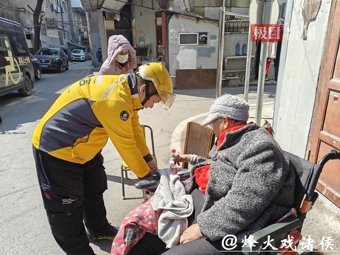 新春走基层｜“你送餐我送暖”，上海寒夜里，他们为“不回家的骑士们”送温暖