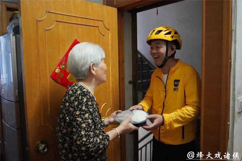 新春走基层｜“你送餐我送暖”，上海寒夜里，他们为“不回家的骑士们”送温暖